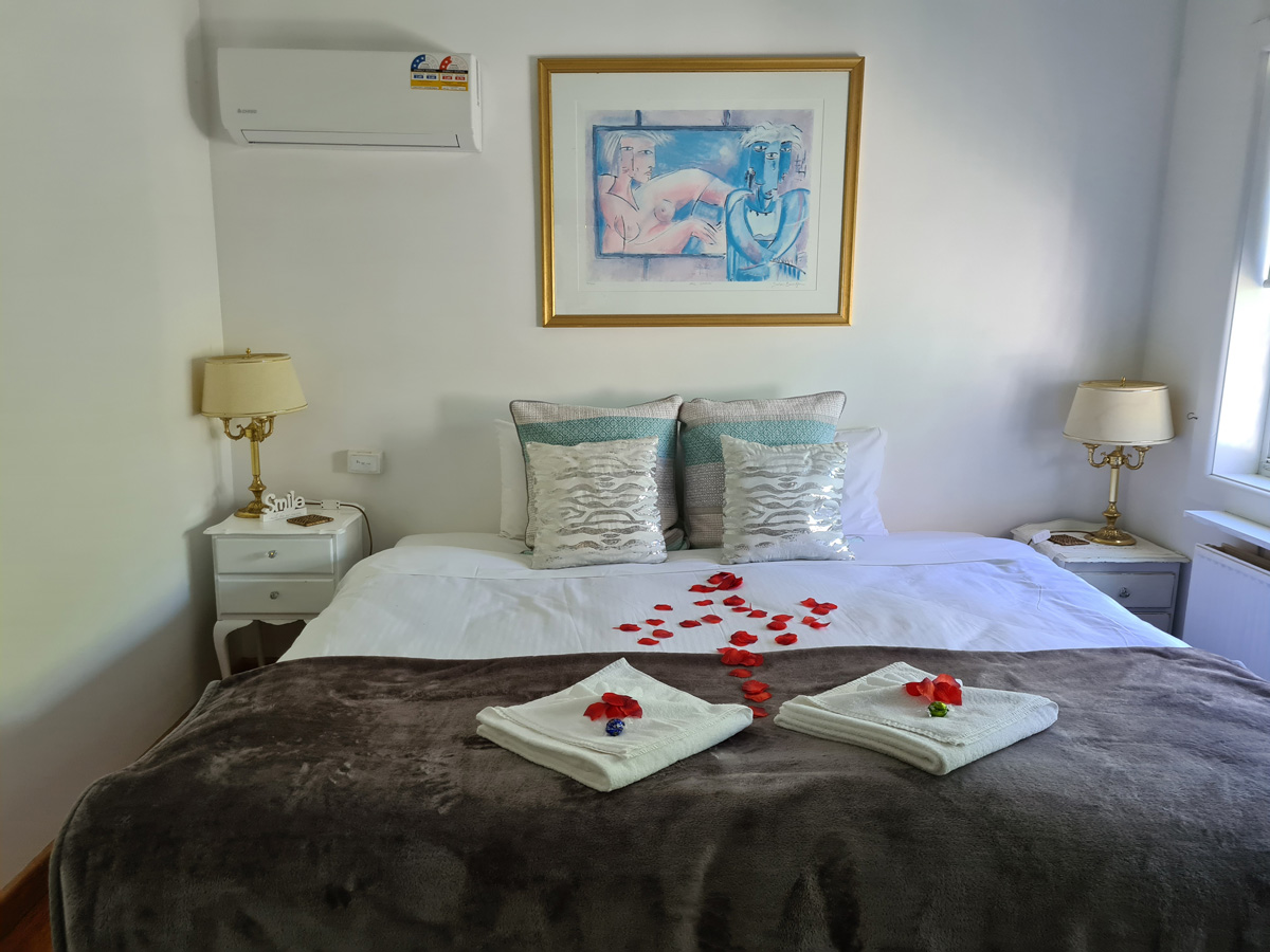 Accommodation - Gots King Bed Rose Petals1
